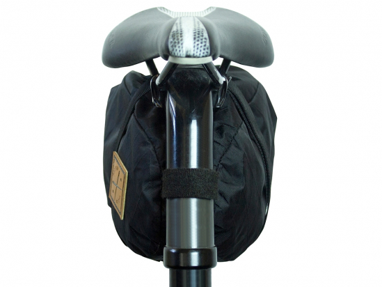 TORBA POD SJEDALO SADDLE PACK CARRYEVERYTHING 4L CRNA RESTRAP