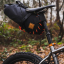 SADDLE BAG & DRY BAG CARRY 8L BLACK RESTRAP